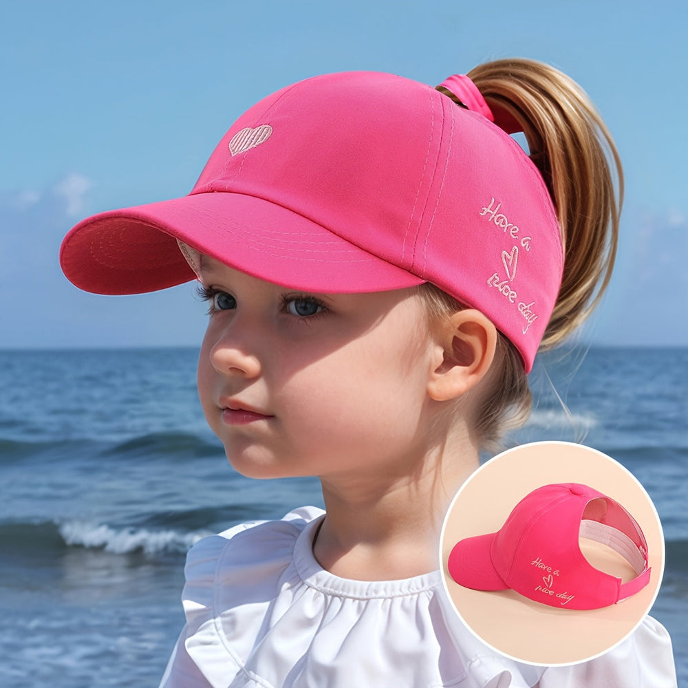 Casquette enfant rose avec broderie cœur détaillée, tissu respirant pour confort estival.
