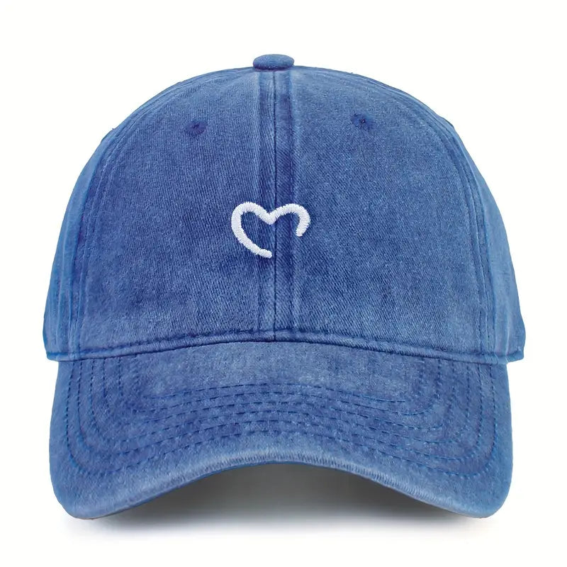 Casquette femme ajustable, style minimaliste avec cœur brodé. Idéale pour un look décontracté et tendance.