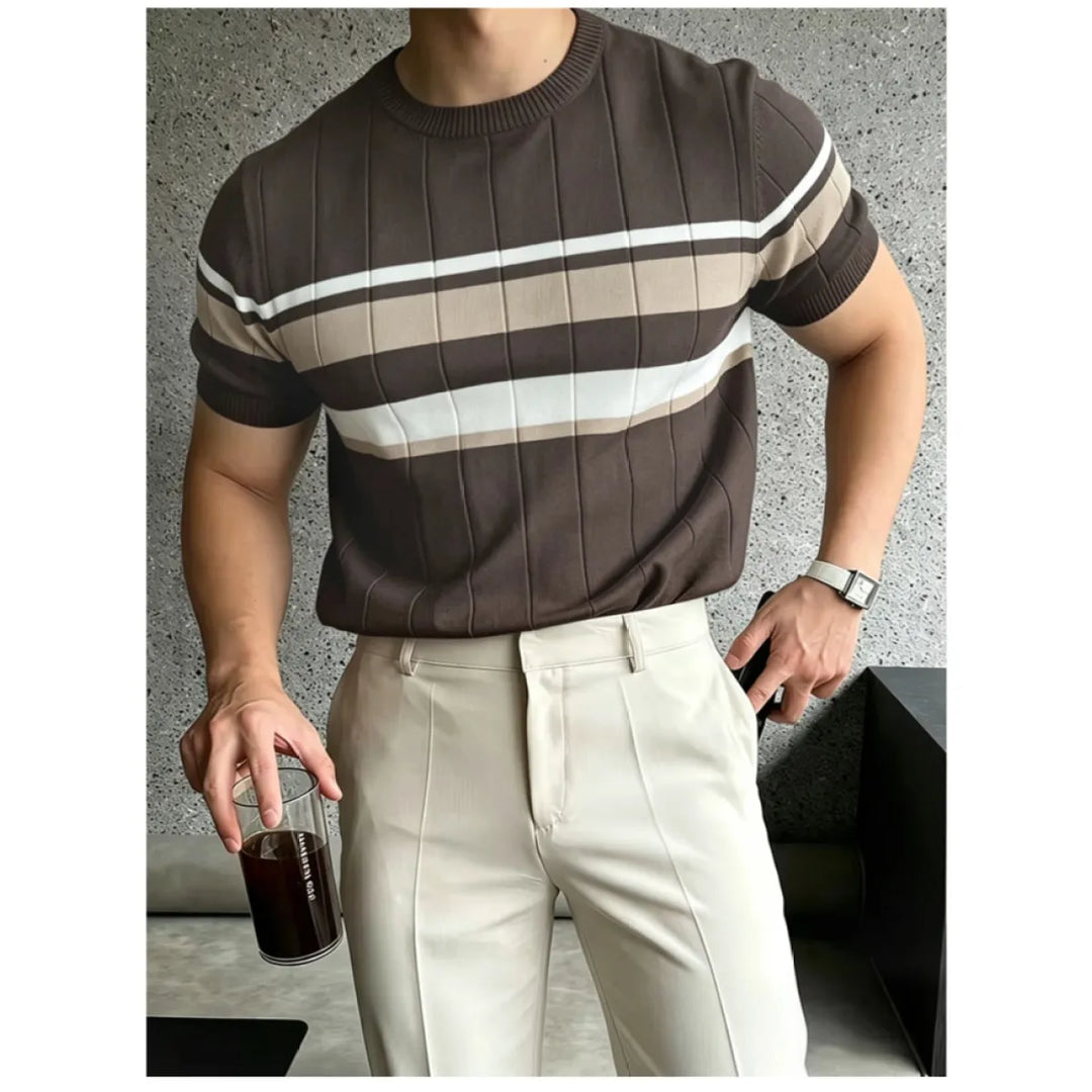 T-shirt homme tricoté rayé, coupe slim confortable. Un essentiel moderne pour votre garde-robe estivale.