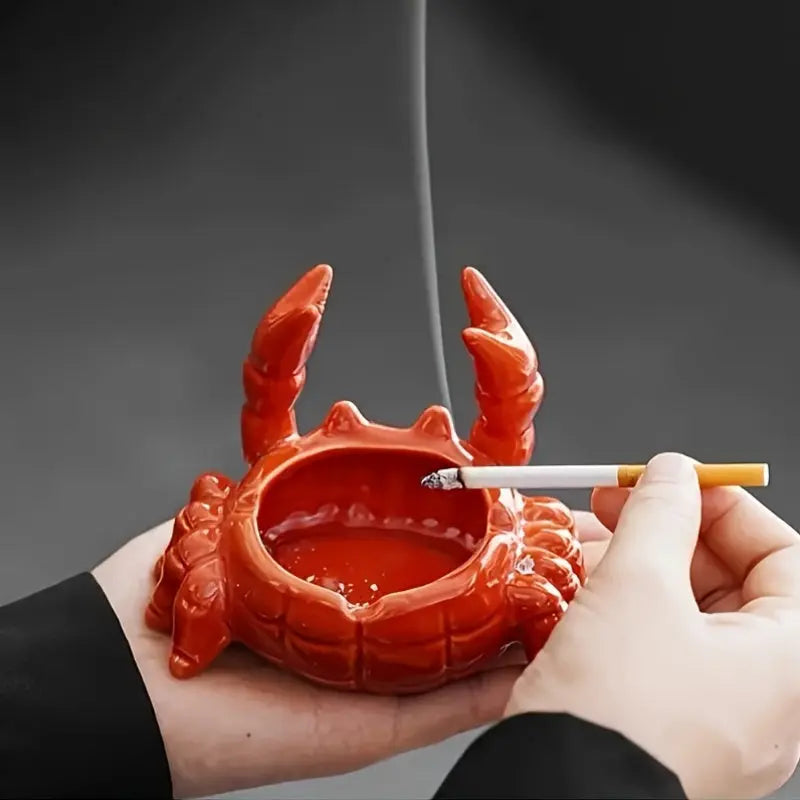Objet décoratif polyvalent: cendrier crabe en céramique pour art de la table ou accessoire bureau chic.
