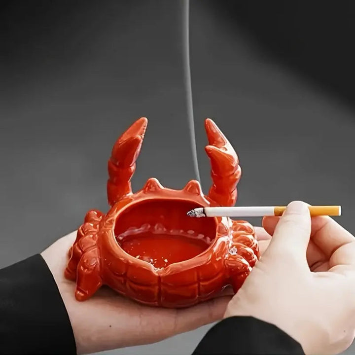 Objet décoratif polyvalent: cendrier crabe en céramique pour art de la table ou accessoire bureau chic.