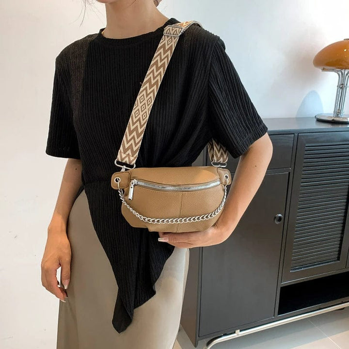 Sac femme noir en cuir souple, sac banane élégant et chic, accessoire mode indispensable.
