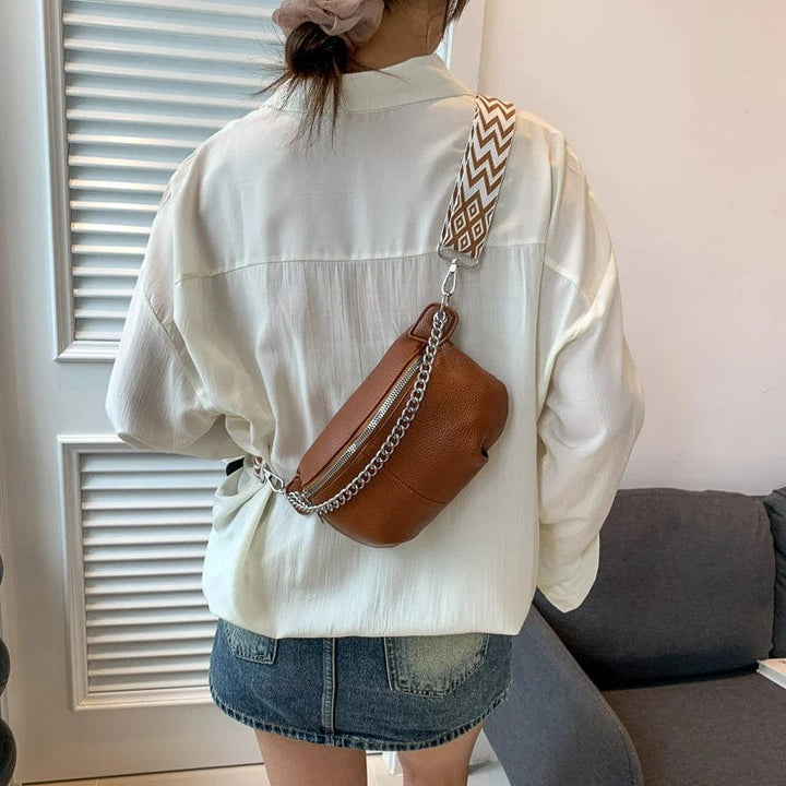 Sac banane kaki femme, en cuir souple, polyvalent et pratique, pour un style moderne.