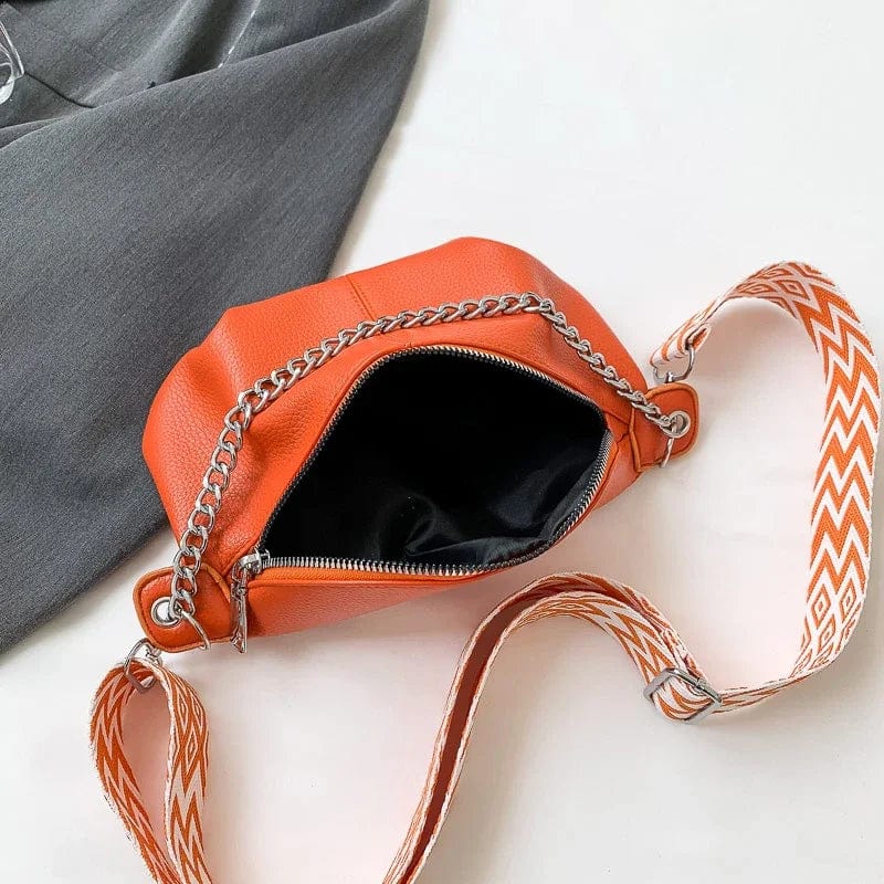 Sac banane cuir souple pour femme, accessoire mode bandoulière élégant et fonctionnel.