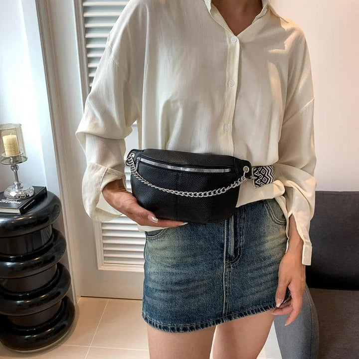 Sac banane marron pratique pour femme, en cuir souple, parfait comme sac bandoulière.