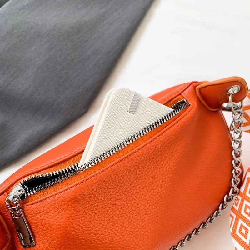 Sac banane femme en cuir souple, marron, un sac bandoulière chic et versatile.