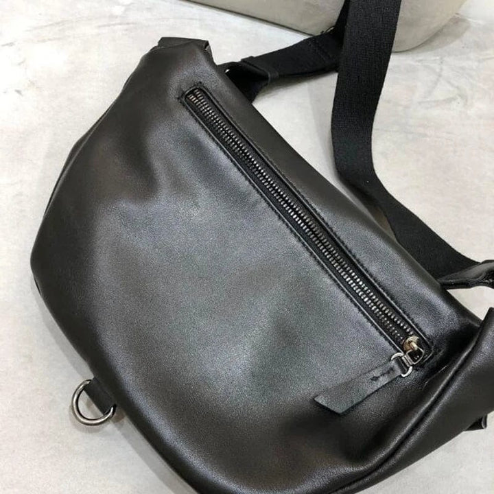 Banane de luxe en cuir véritable pour femme, style urbain tendance. Sacoche pratique et raffinée de maroquinerie.