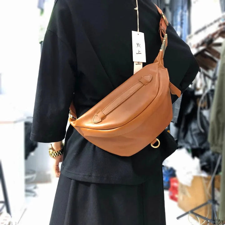 Banane femme chic en cuir véritable, style urbain élégant. Accessoire mode pratique, parfait pour le quotidien.