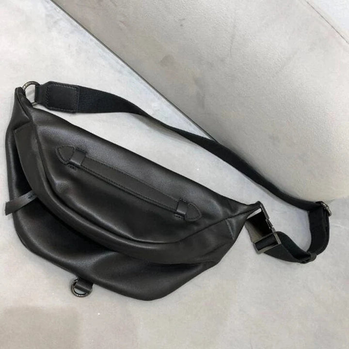 Sac banane femme design en cuir véritable, alliant chic et confort. Un accessoire de maroquinerie moderne.