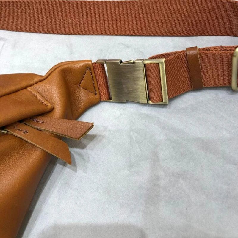 Accessoire mode femme : sac banane en cuir véritable, chic et intemporel. Le complément parfait à votre tenue.