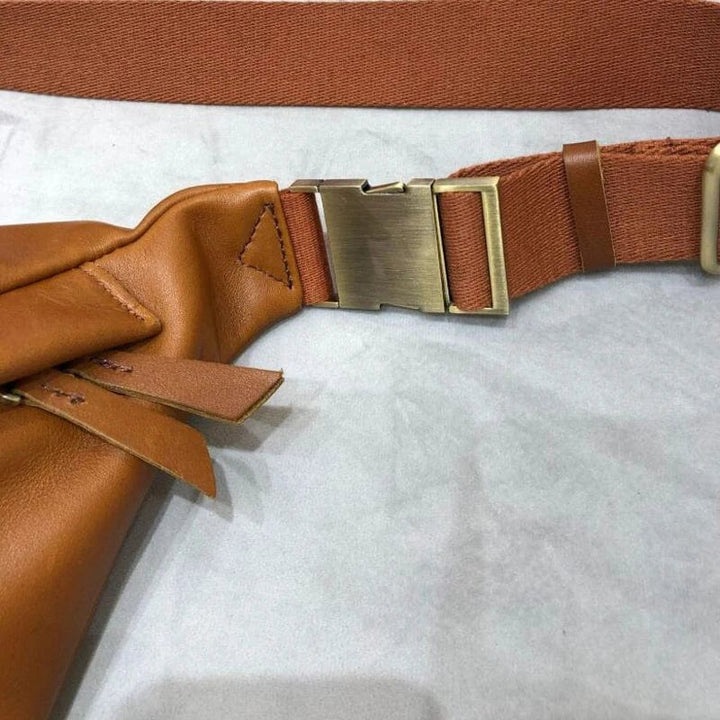 Accessoire mode femme : sac banane en cuir véritable, chic et intemporel. Le complément parfait à votre tenue.