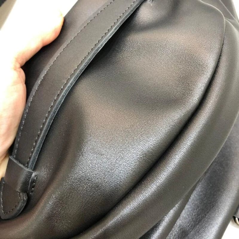 Sac banane moderne pour femme en cuir véritable, ajoutant une touche chic et décontractée à votre style quotidien.