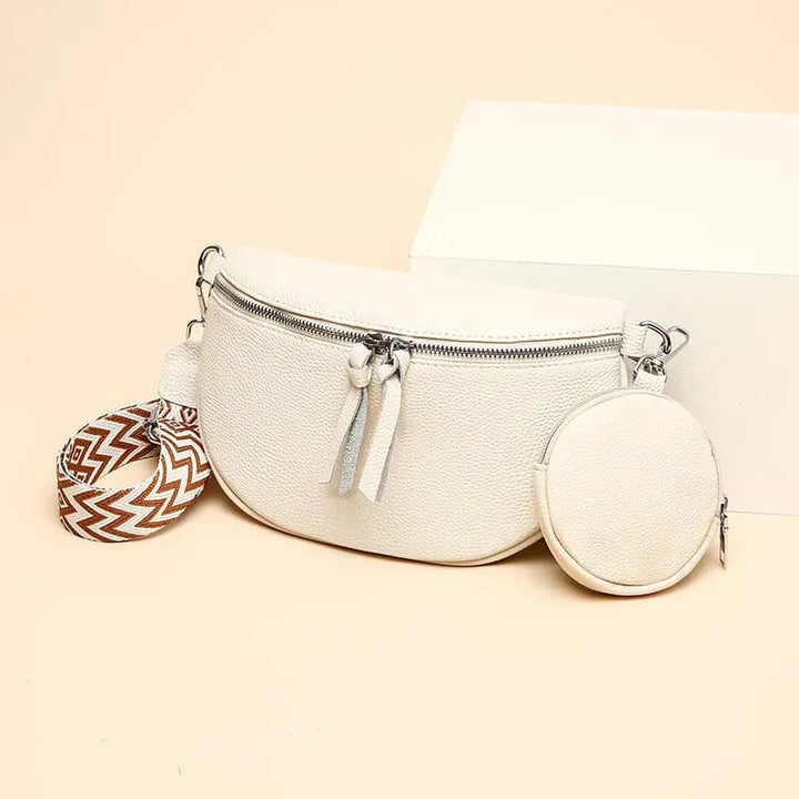 Sac banane en cuir véritable, design tendance pour femme, avec bandoulière ajustable, look moderne.