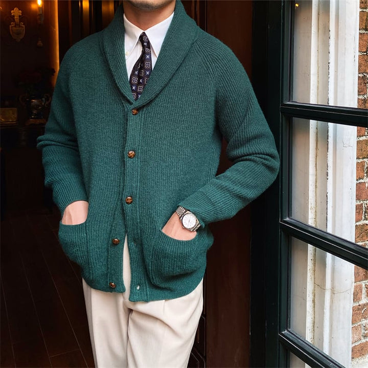 Élégant gilet homme en tricot. Coupe classique, parfait pour les vêtements d'automne et un look soigné.