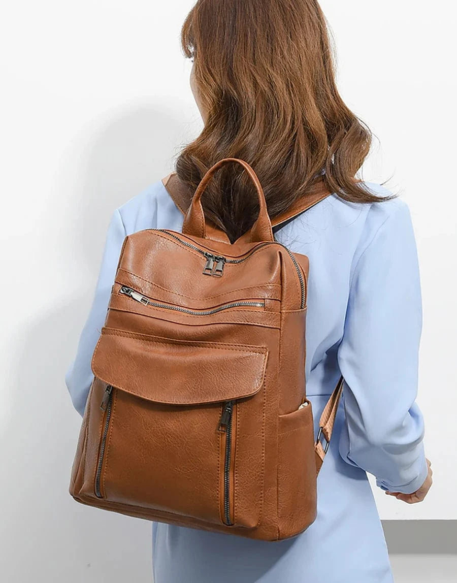Élégant sac à dos femme en cuir vegan, idéal pour un look chic au quotidien et loisirs.