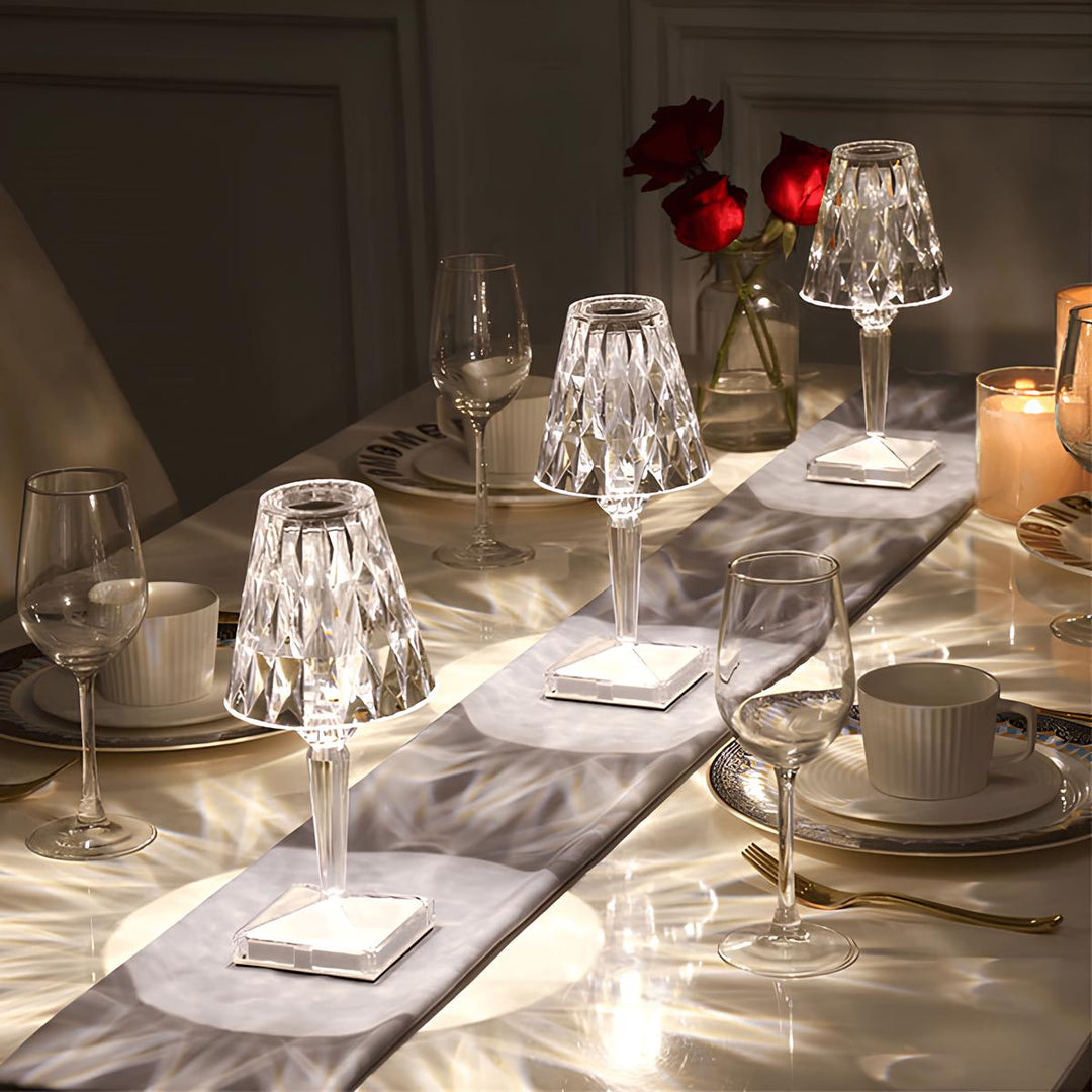 Élégante lampe de table LumeCrystal en cristal tactile, créant une ambiance douce avec lumière LED.