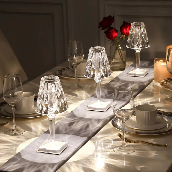 Lampe de table élégante LuxeIllume, céramique, abat-jour tissu, éclairage LED doux pour salon.