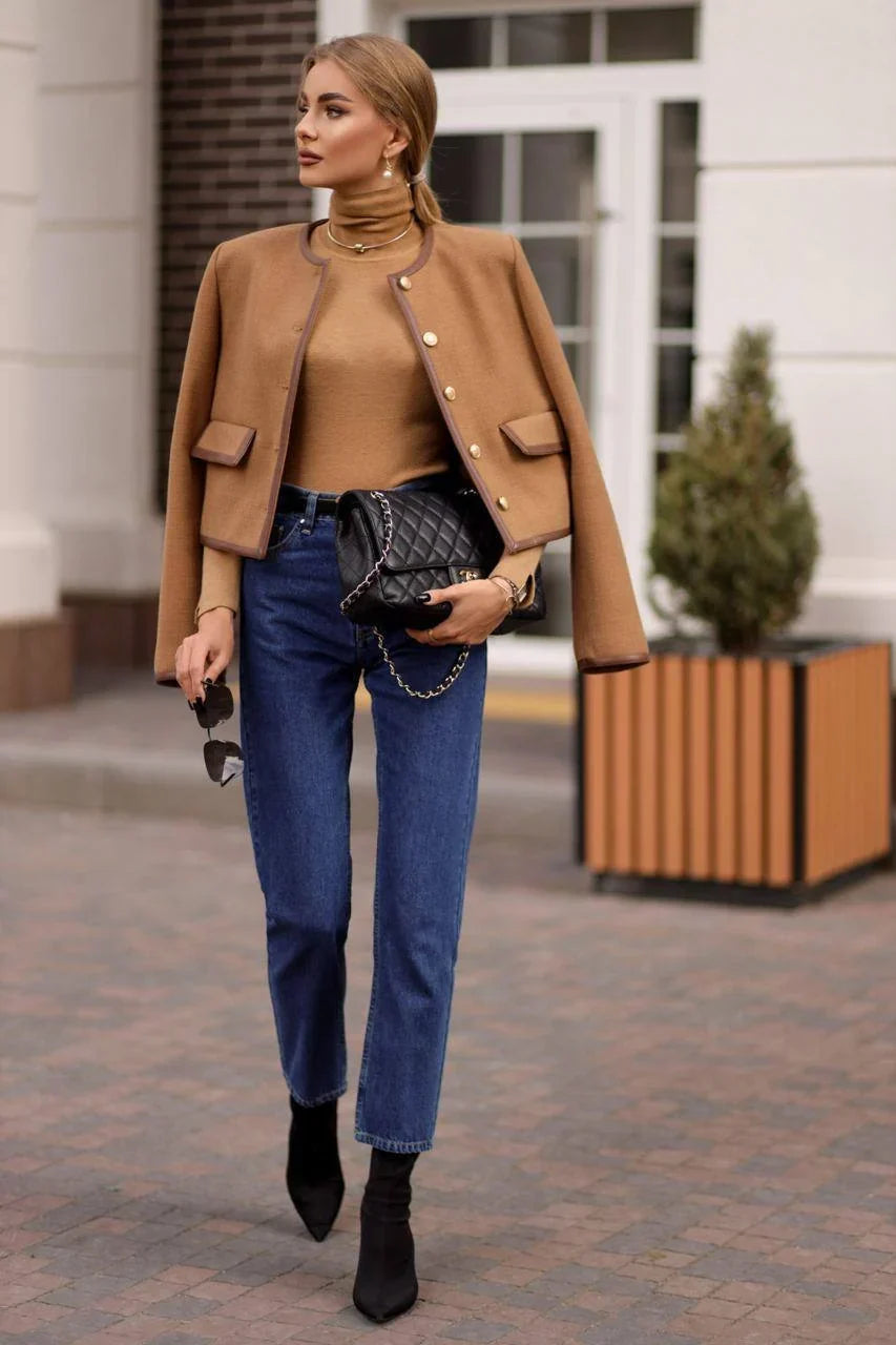 Veste courte femme marron à boutons, style chic et élégant, parfaite pour la mode automne et un look polyvalent.