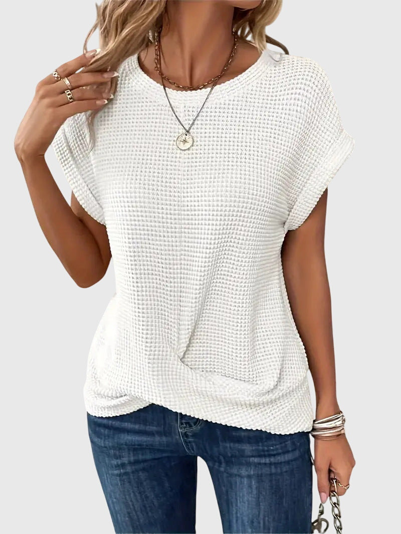 Détail du col rond de la blouse élégante femme, un design intemporel pour une mode féminine raffinée.