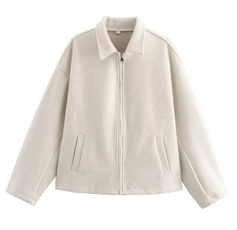 Veste courte femme bordeaux élégante à fermeture éclair, un indispensable chic pour la mode féminine d'automne.