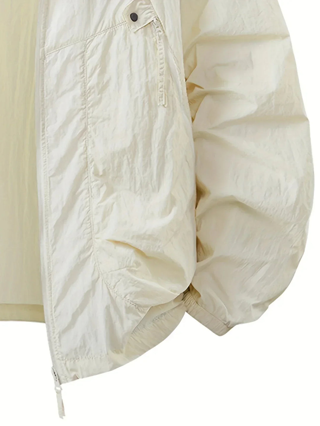Veste d'automne à capuche, offrant chaleur et protection pour activités diverses.