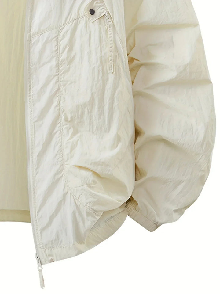 Veste d'automne à capuche, offrant chaleur et protection pour activités diverses.