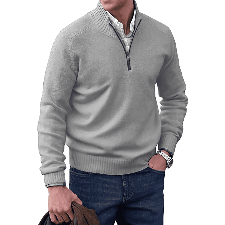 Pull zippé homme élégant, col montant. Sweater confortable et polyvalent, essentiel pour un style casual chic.