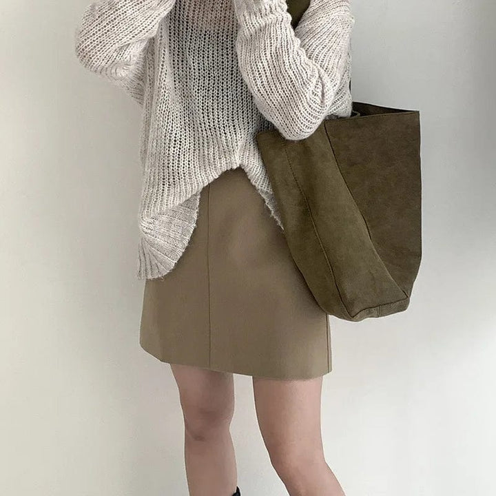 Sac élégant pour femme, en faux daim de qualité. Un accessoire mode vegan, type fourre-tout.