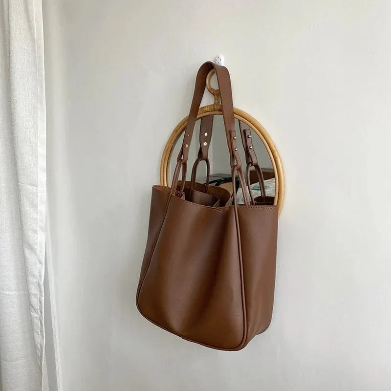 Grand sac cabas femme noir en cuir vegan. Style fourre-tout chic et spacieux.