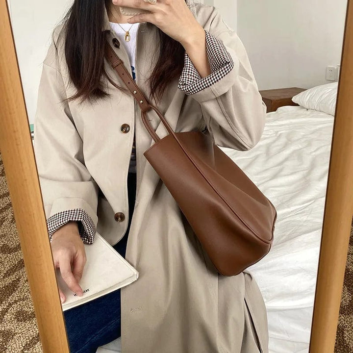 Sac cabas femme polyvalent en cuir vegan. Spacieux pour toutes vos affaires.