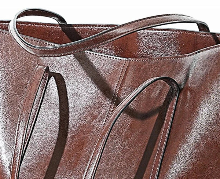 Détail du cuir véritable du sac cabas femme, accentuant l'élégance et la durabilité du produit.