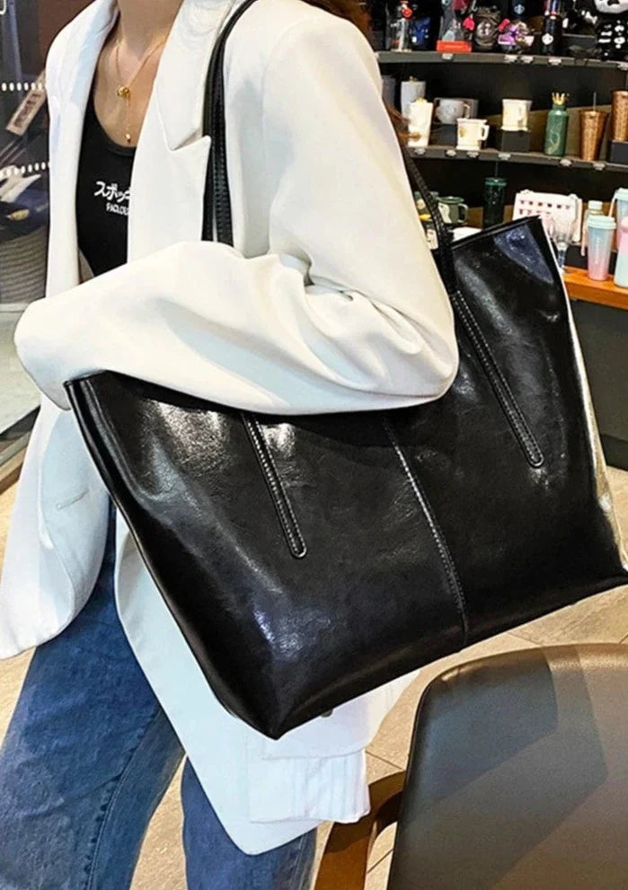 Sac cabas fonctionnel en cuir pour femme, idéal pour transporter un ordinateur portable.