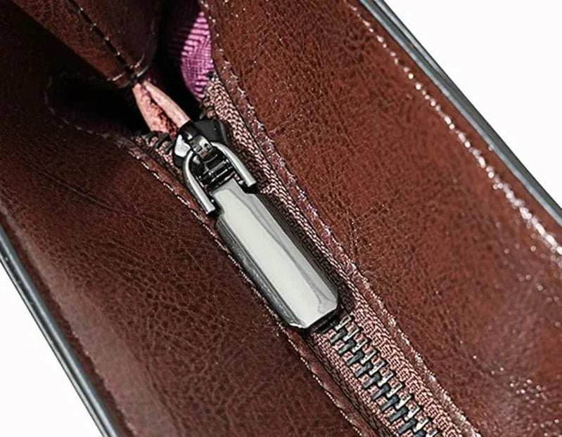 Femme portant un sac cabas ordinateur en cuir, alliant style élégant et fonctionnalité au quotidien.