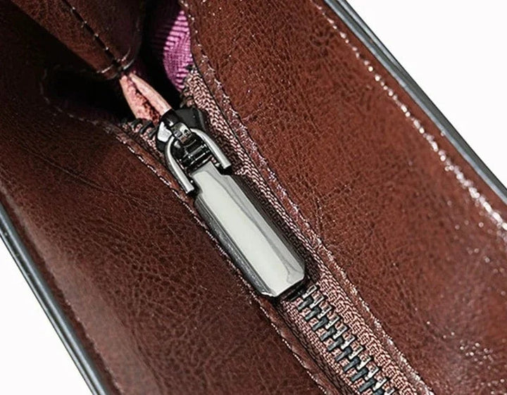 Femme portant un sac cabas ordinateur en cuir, alliant style élégant et fonctionnalité au quotidien.