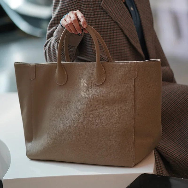 Sac fourre-tout cuir véritable grand, sac cabas femme chic et pratique pour le bureau ou les courses.