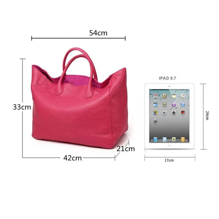 Accessoire mode: grand sac cabas femme en cuir élégant, parfait pour transporter vos essentiels du travail.