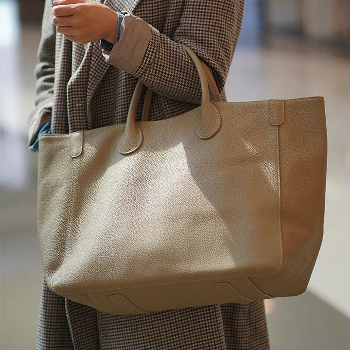 Sac de travail femme en cuir, grand fourre-tout pratique et chic pour organiser vos affaires et documents.