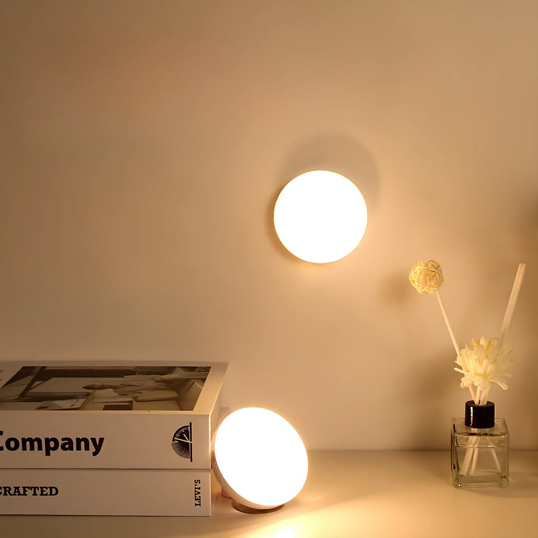 Lampe murale LED rechargeable, détection mouvement pour éclairage intérieur confortable et sécurisé.