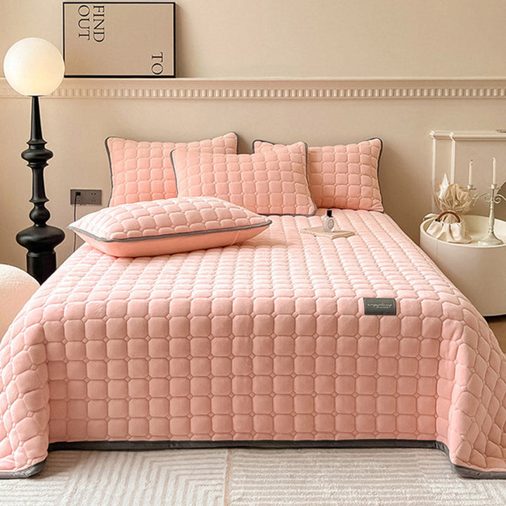 Couverture de lit luxueuse et moderne, texture carrée pour un confort supérieur en chambre.