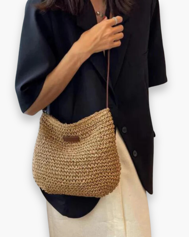 Gros plan sur un sac épaule tissé beige pour femme. Style bohème chic, parfait pour vos tenues d'été.