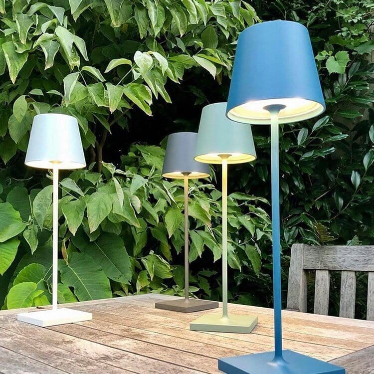 Élégante lampe de table LED sans fil, étanche, design épuré, idéale pour éclairage extérieur/intérieur.