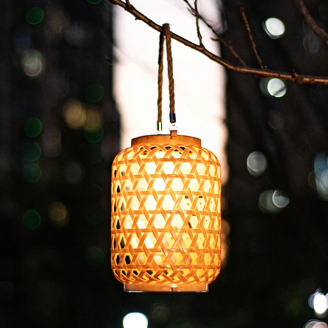 Lampe sans fil en bambou pour terrasse et jardin. Lumière solaire autonome, parfaite pour décoration extérieure.