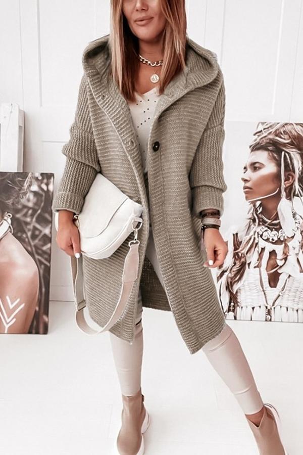 Cardigan à capuche femme, look décontracté chic, avec boutons pour une touche stylée en hiver.