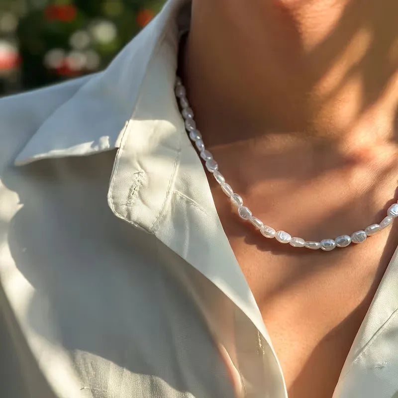 Accessoire masculin tendance: collier homme en perles baroques ivoire nacré et nacre. Élégance intemporelle.