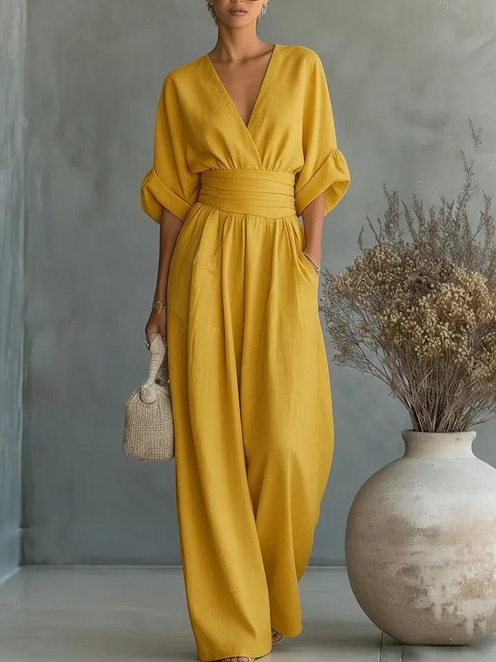 Combinaison femme avec décolleté V profond, coupe fluide et jambes larges pour un style élégant et moderne.