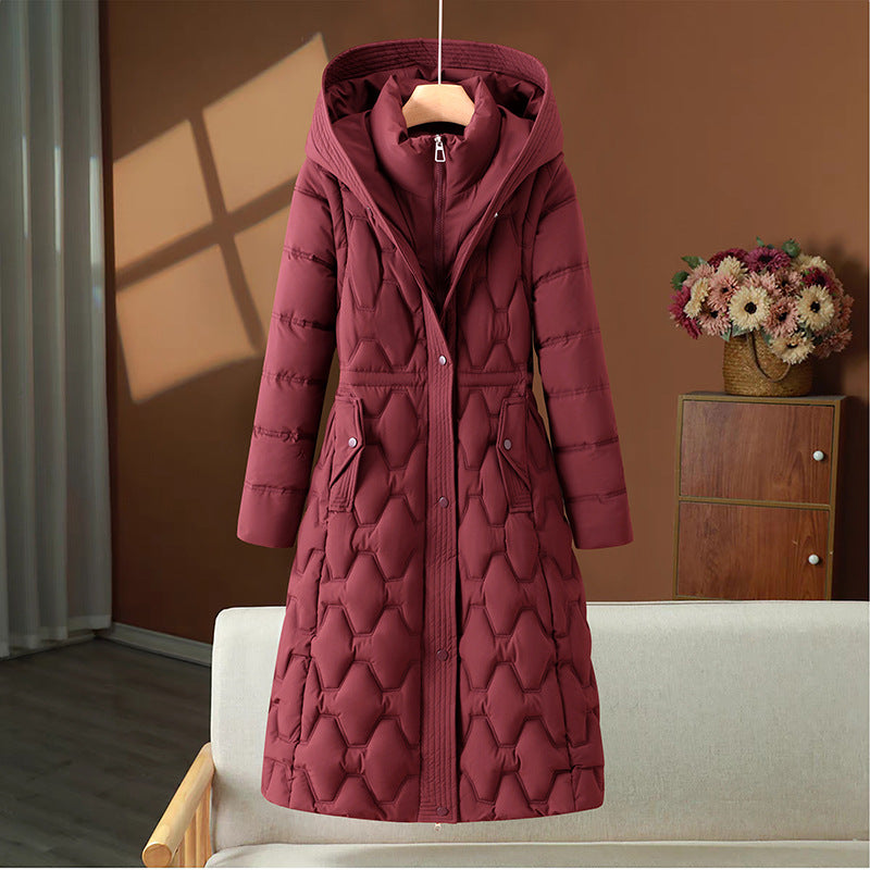 Manteau d'hiver long matelassé moderne pour femmes, assurant confort, chaleur et protection élégante contre le froid.