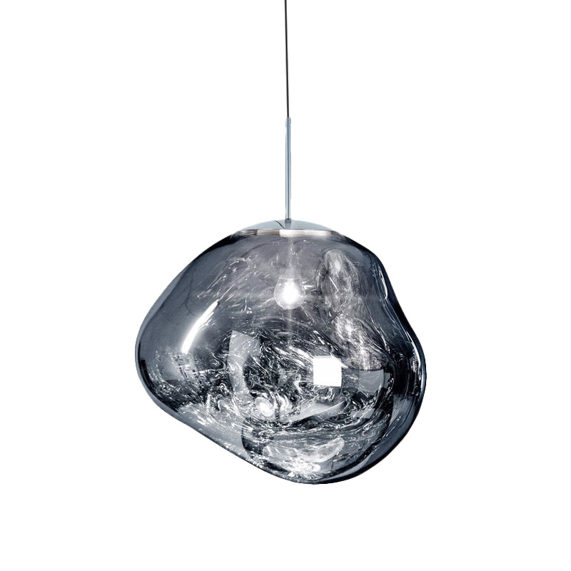 Gros plan sur le design moderne de la suspension Aurélis, luminaire intérieur chic.
