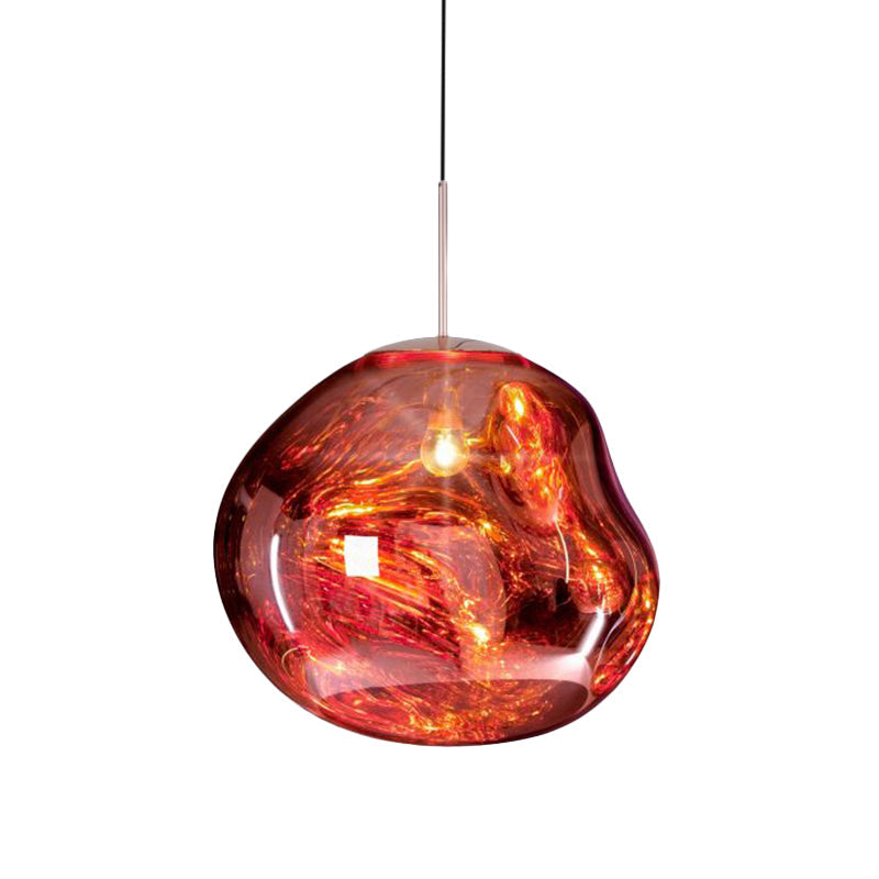 Éclairage doux et moderne de la suspension Aurélis pour un salon contemporain et cosy.
