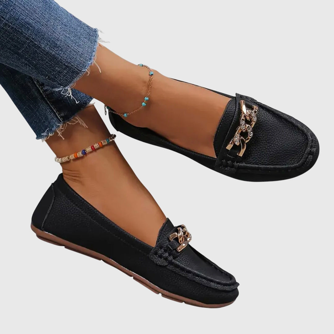 Chaussures mocassins femme classiques à bout rond et détail chaîne. Confortables et polyvalents pour le quotidien.
