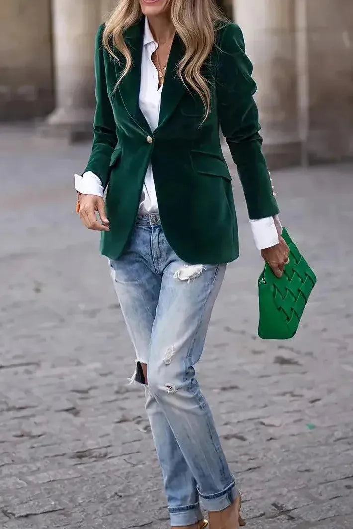 Veste blazer ajustée noire, pièce maîtresse dressing féminin, style intemporel et élégant.
